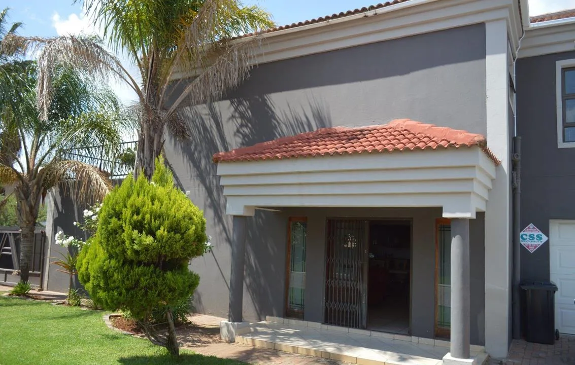 5 Bedroom House for sale in Doringkruin