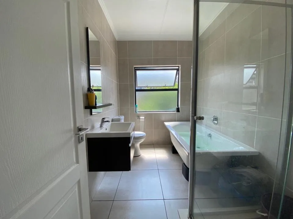 2 Bedroom Apartment / flat to rent in Fourways