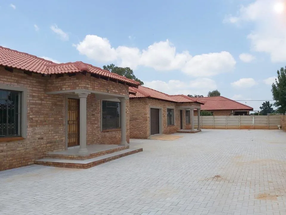 2 Bedroom Townhouse for sale in Ellaton