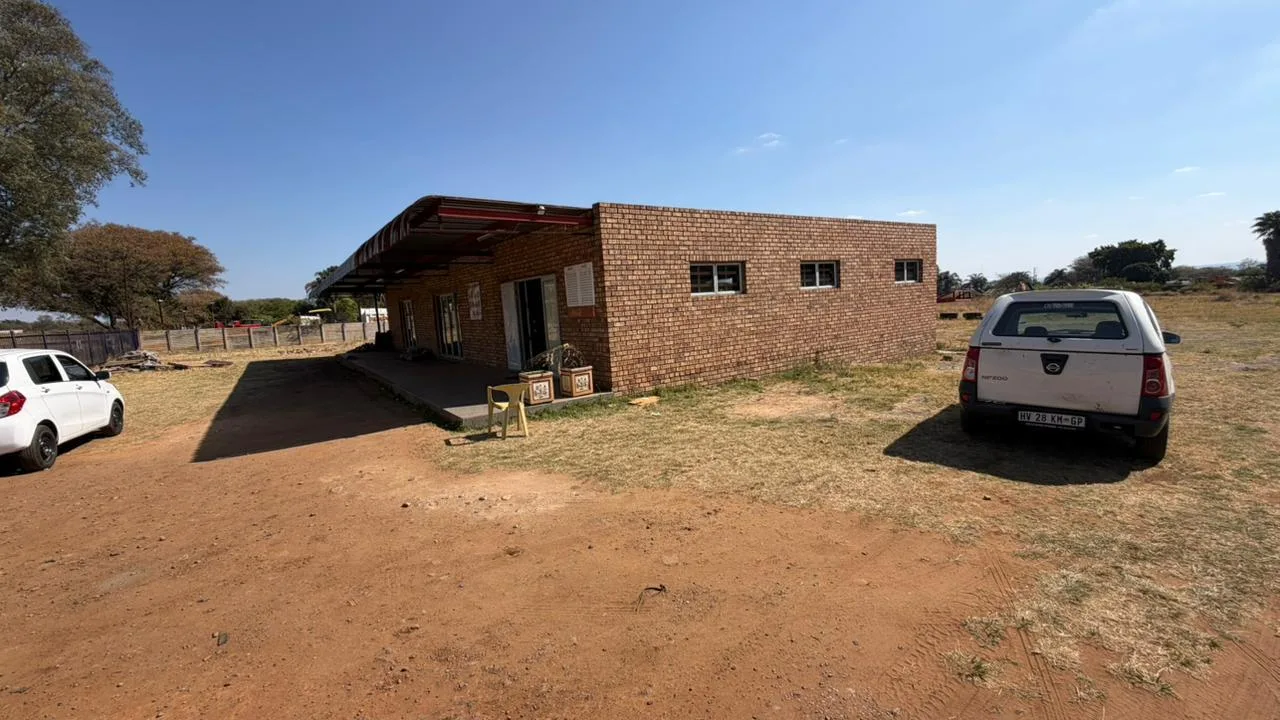 864 m² Commercial space in Rosslyn Industrial