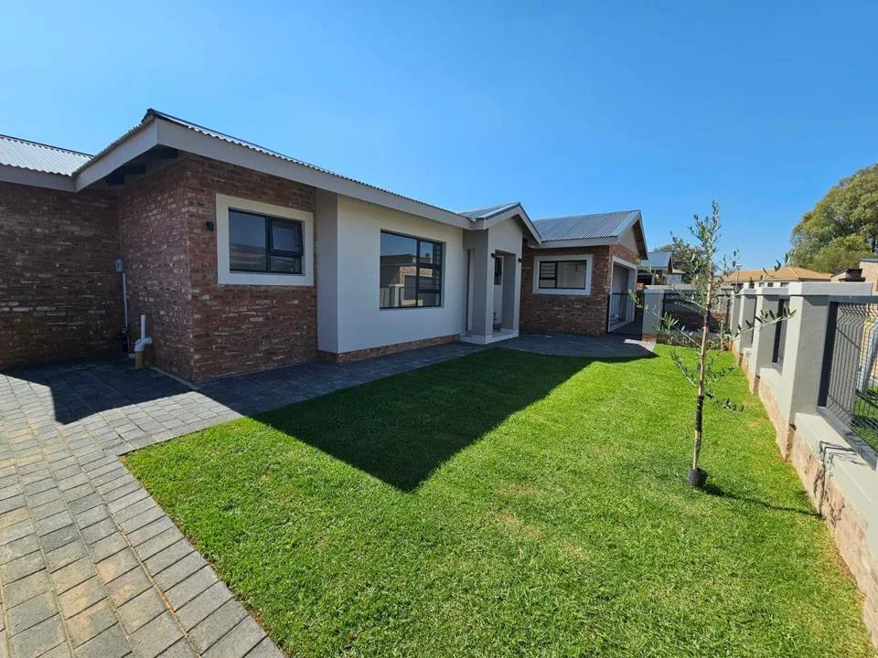 3 Bedroom Townhouse for sale in Van Der Hoff Park