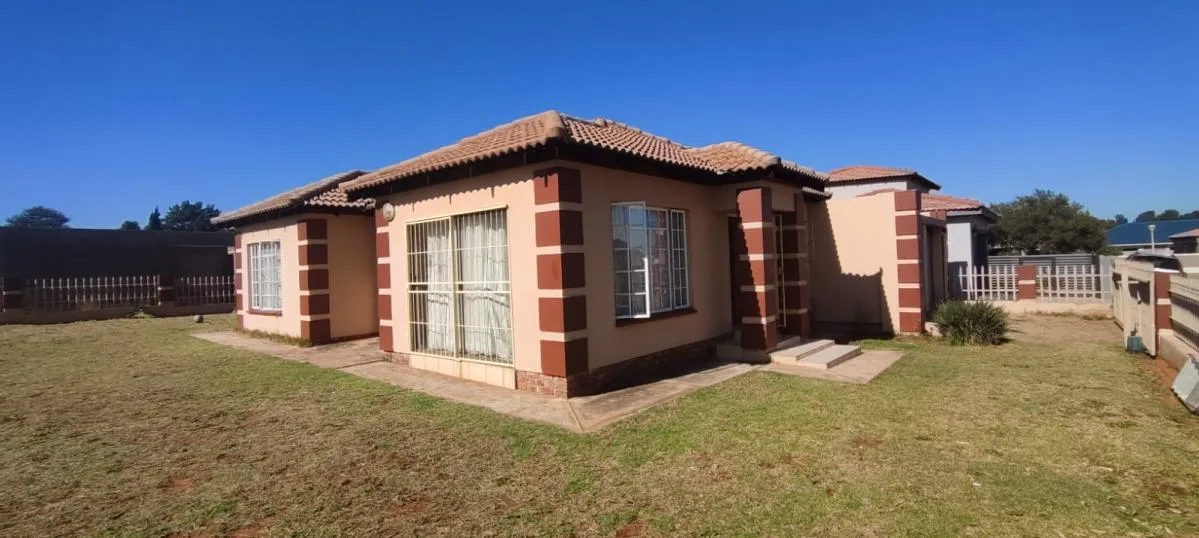 3 Bedroom Townhouse for sale in Wilkoppies