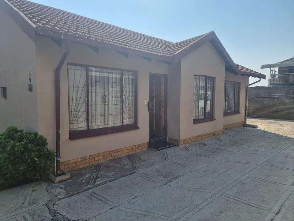 3 Bedroom House for sale in Tlhabane West