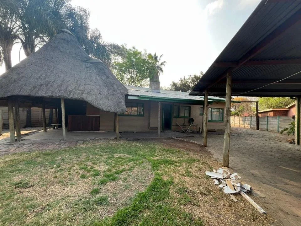 3 Bedroom House for sale in Oos Einde