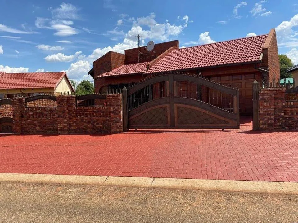 3 Bedroom House for sale in Geelhoutpark