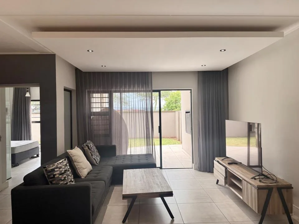 3 Bedroom Apartment / flat to rent in The Polofields