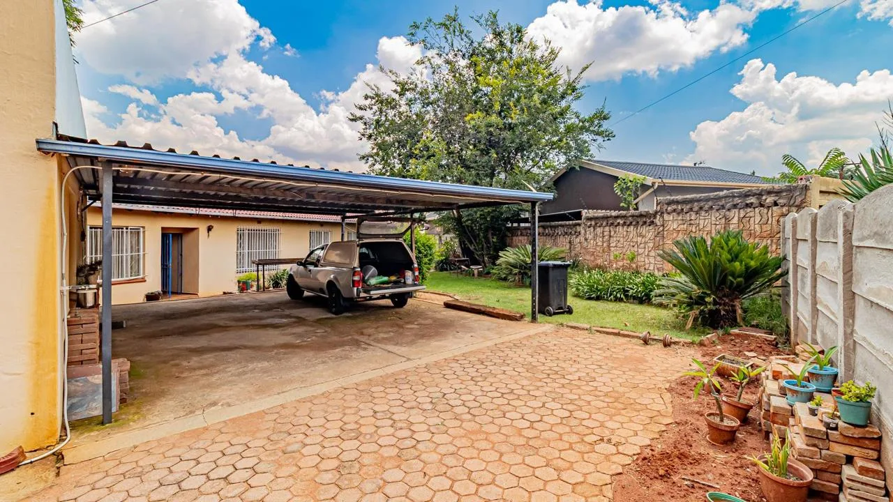 4 Bedroom House for sale in Witpoortjie