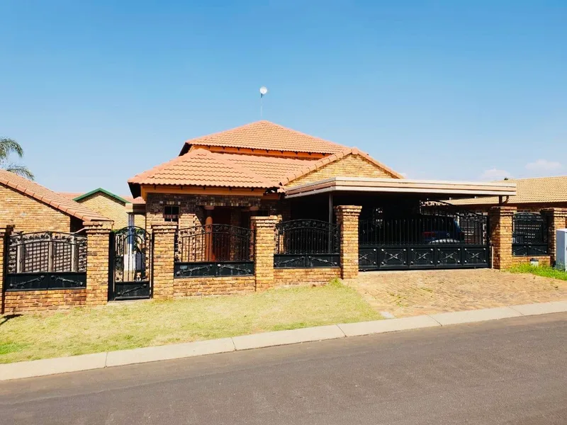 5 Bedroom Cluster in Rooihuiskraal North