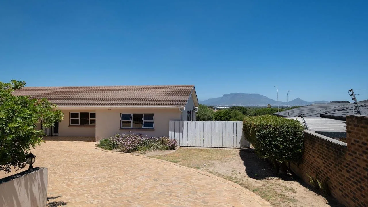 5 Bedroom House for sale in Plattekloof