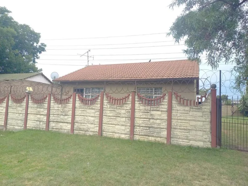 2 Bedroom House for sale in Moffat View