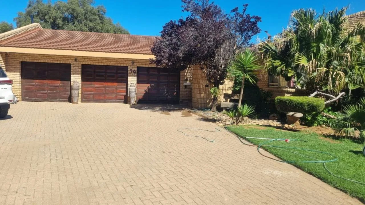 4 Bedroom House for sale in Theunissen