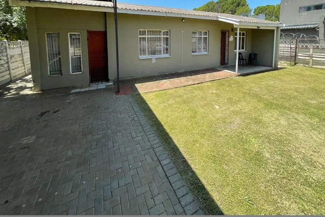 7 Bedroom House for sale in Brandwag