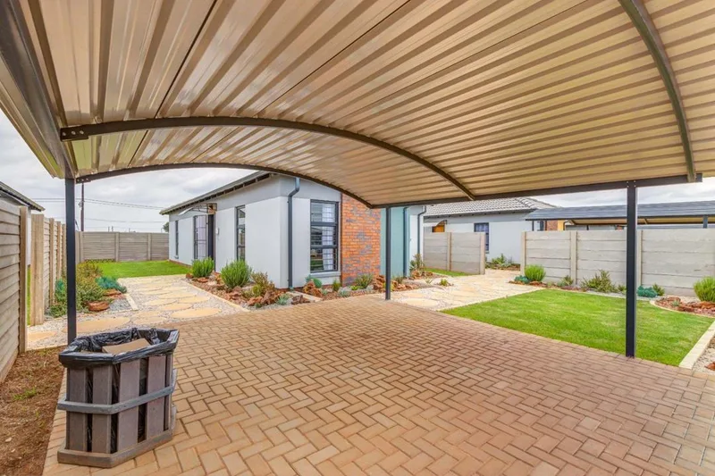3 Bedroom House for sale in Dhlamini