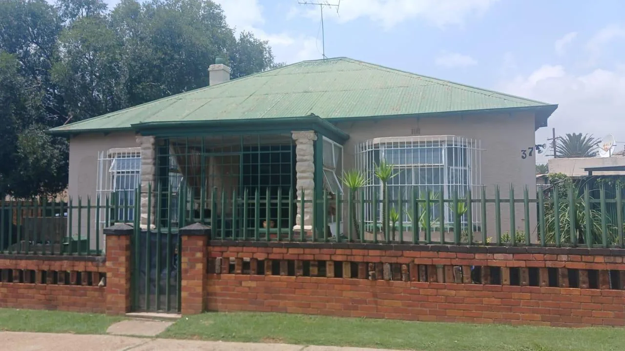6 Bedroom House for sale in Krugersdorp West