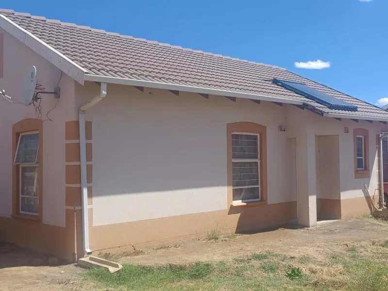 3 Bedroom House for sale in Roodepan