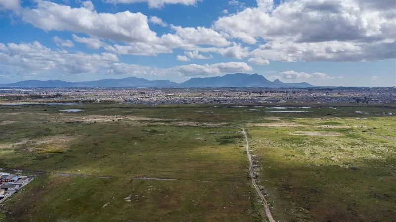 10.9 ha Land available in Highgate