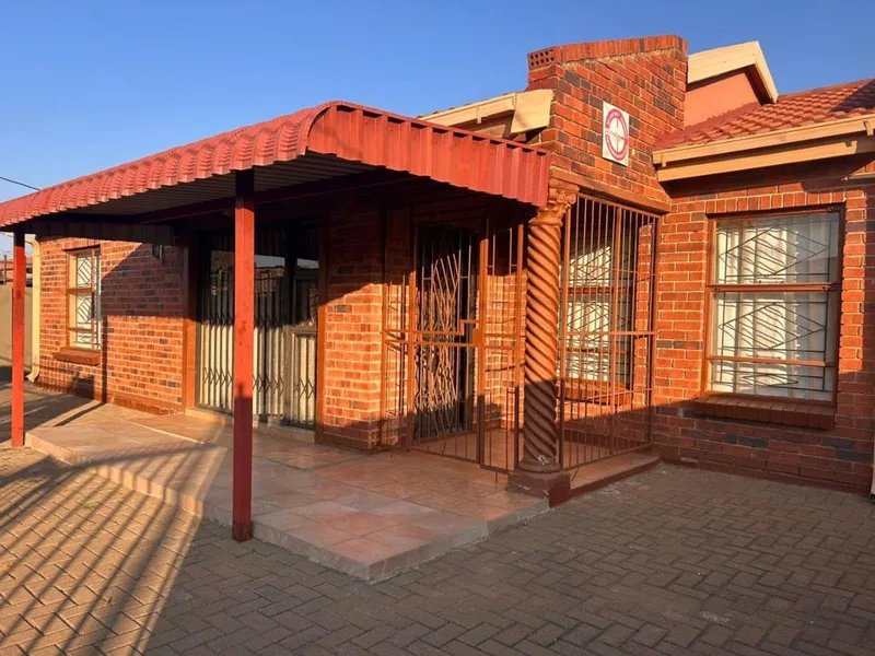 2 Bedroom House for sale in Bloemside