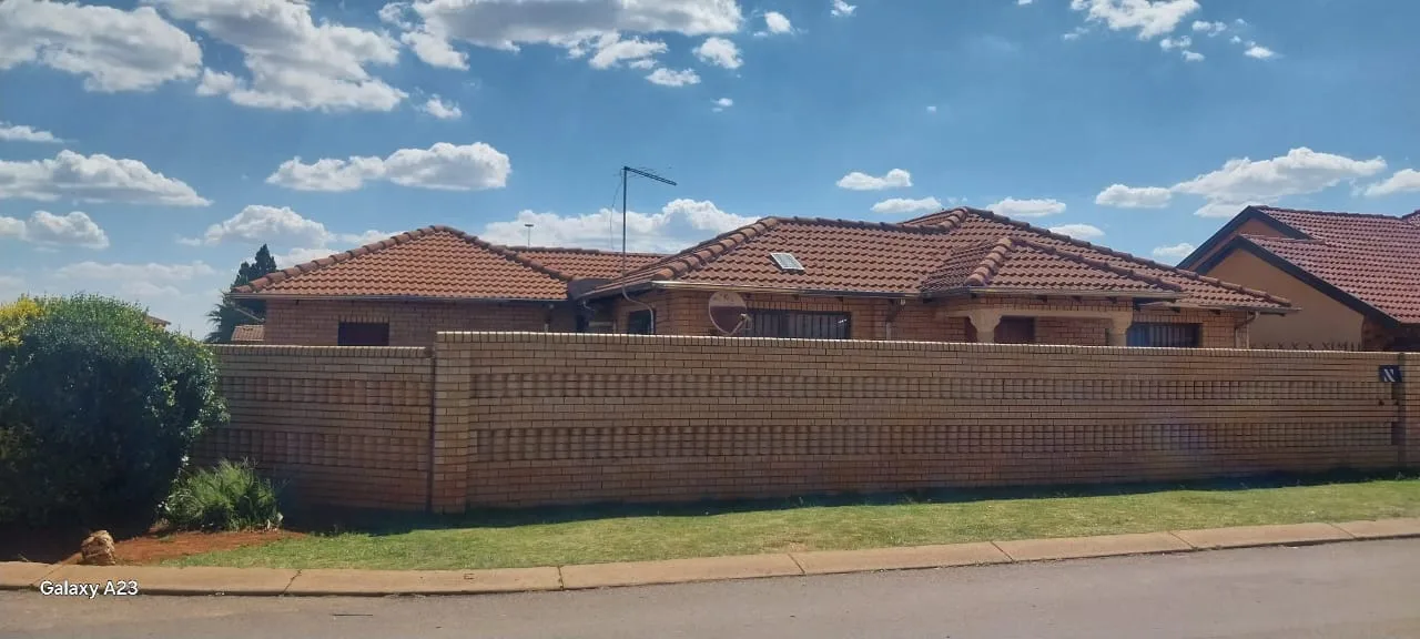3 Bedroom House for sale in Vosloorus Ext 5