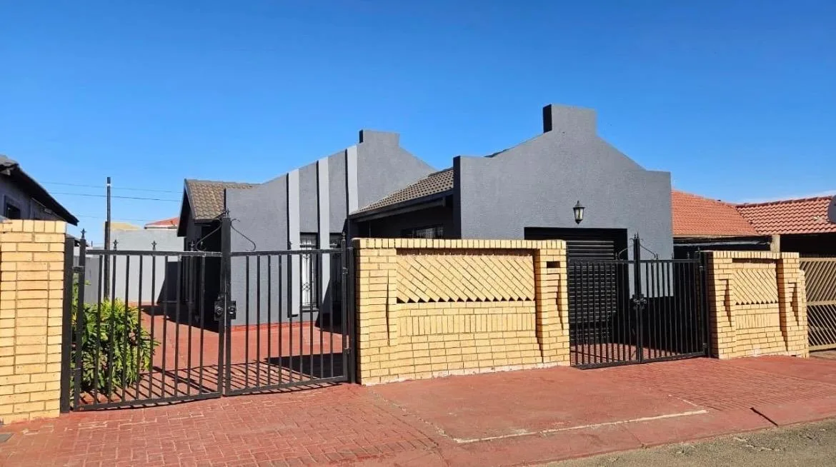 3 Bedroom House for sale in Protea North