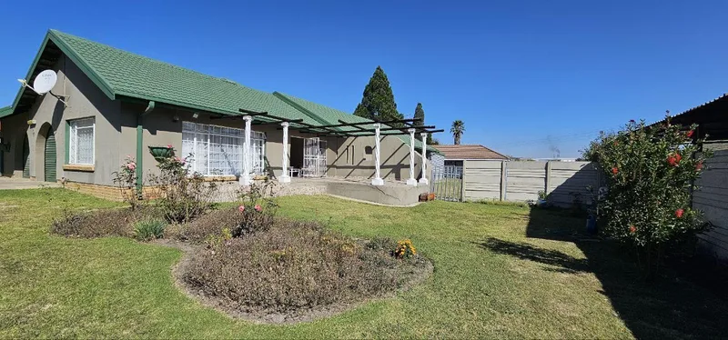 4 Bedroom House for sale in Kosmos Park