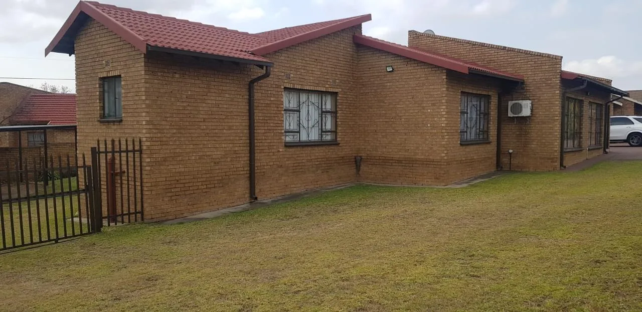 4 Bedroom House for sale in Die Heuwel