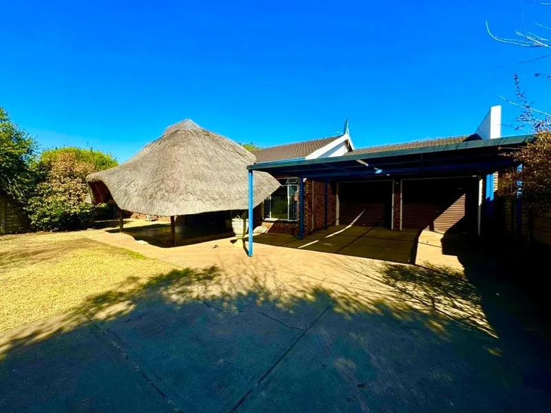 4 Bedroom House for sale in Miederpark