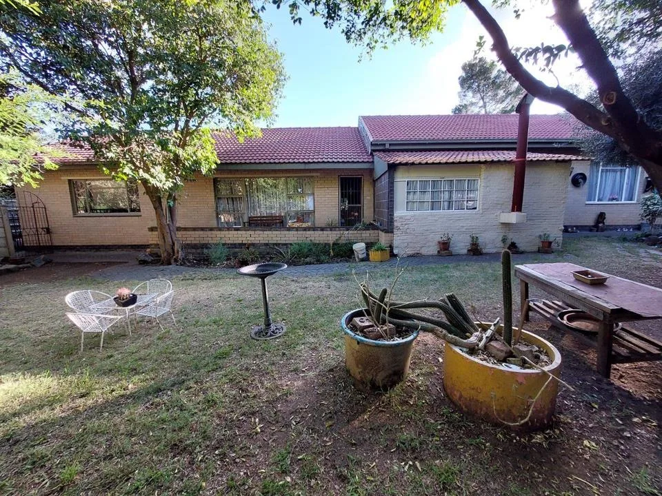 4 Bedroom House for sale in Bayswater