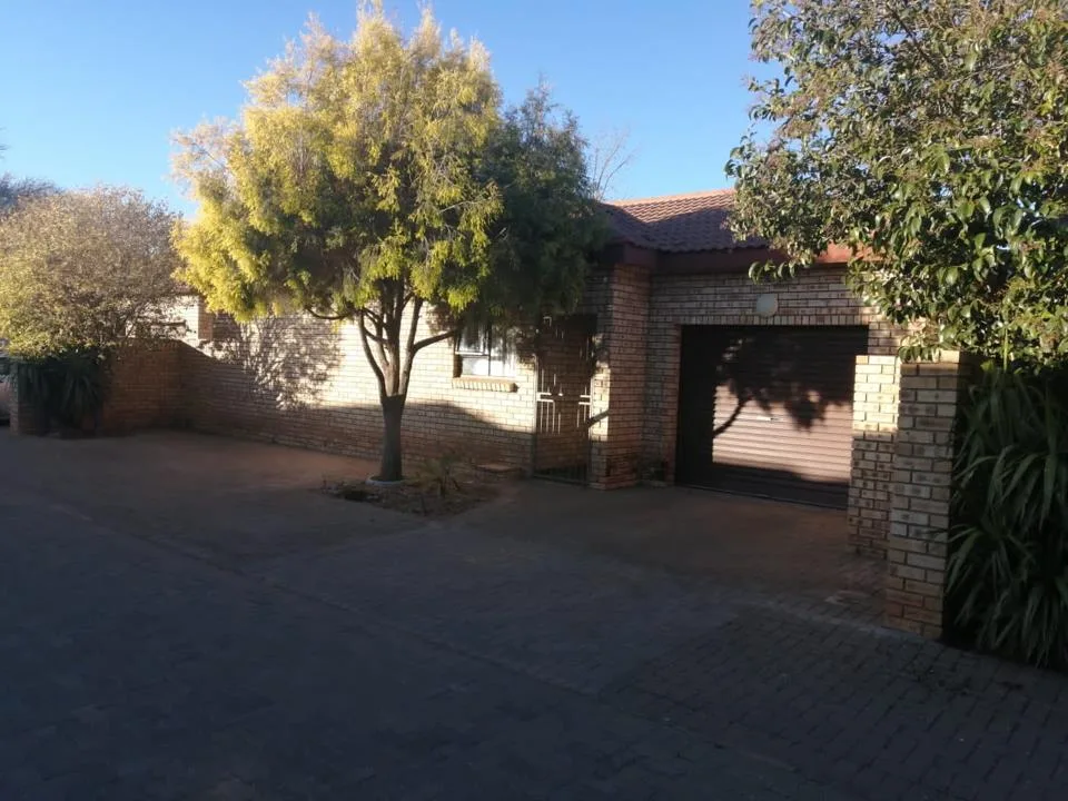 2 Bedroom House to rent in Rhodesdene