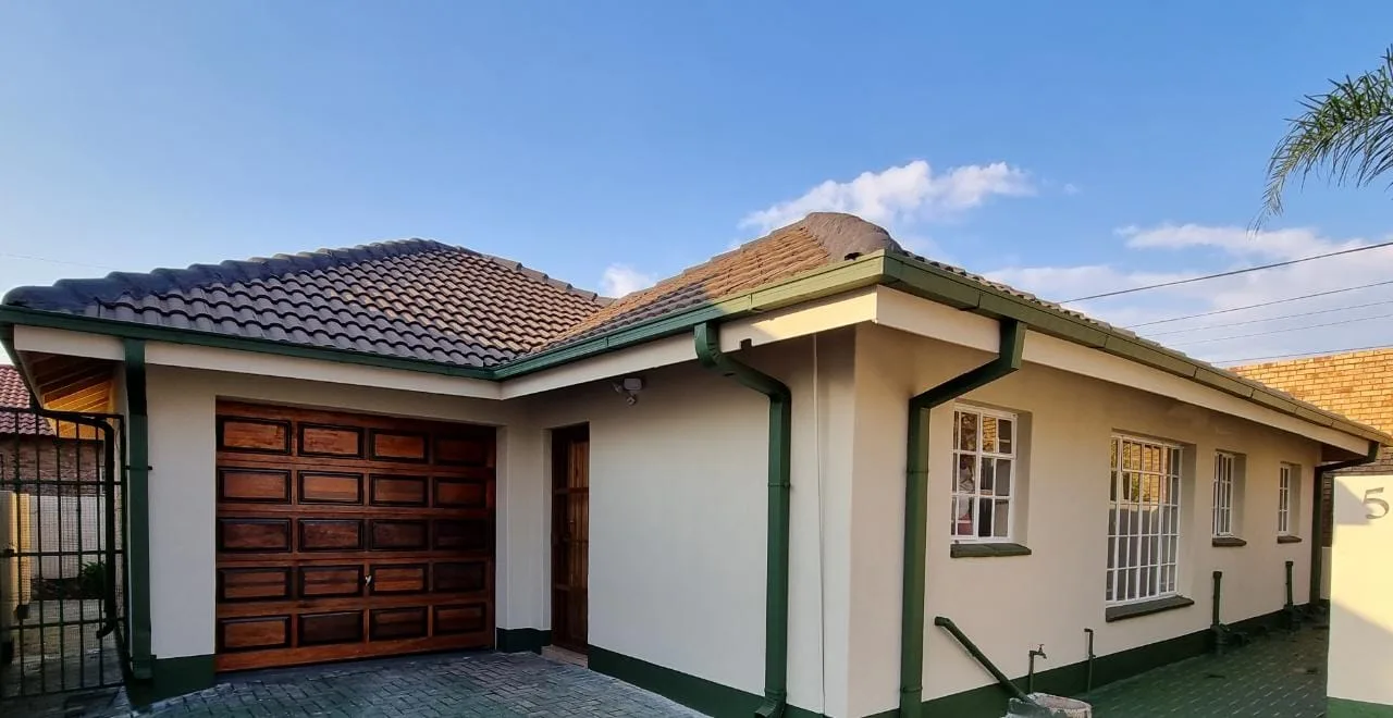 3 Bedroom Townhouse for sale in Erasmus