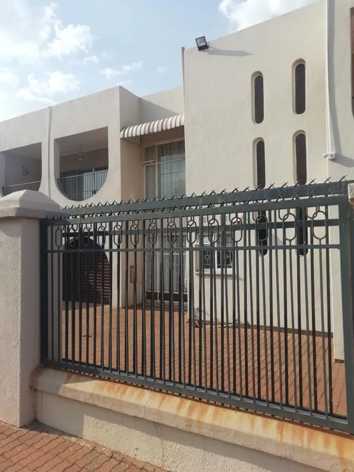 4 Bedroom House for sale in Mohadin