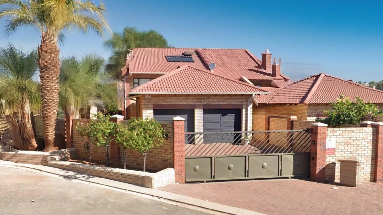 3 Bedroom House for sale in Langenhovenpark