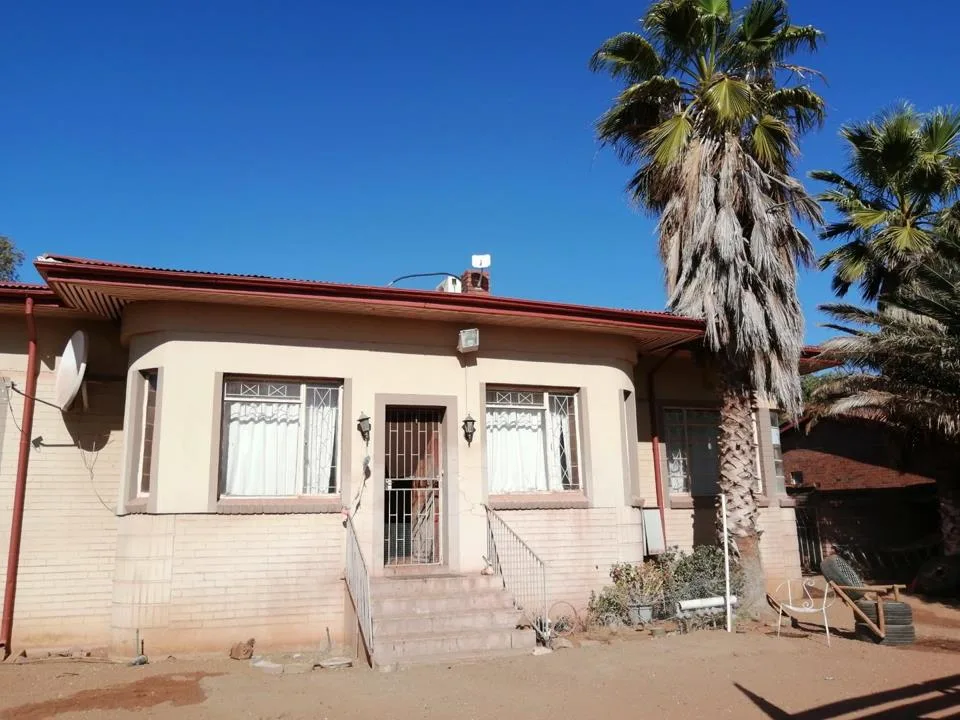 8 Bedroom House for sale in Postmasburg