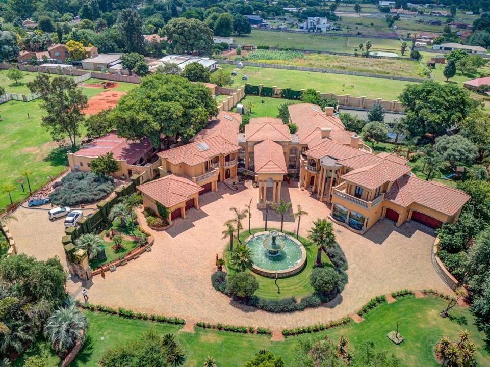 5 Bedroom House for sale in Benoni Small Farms