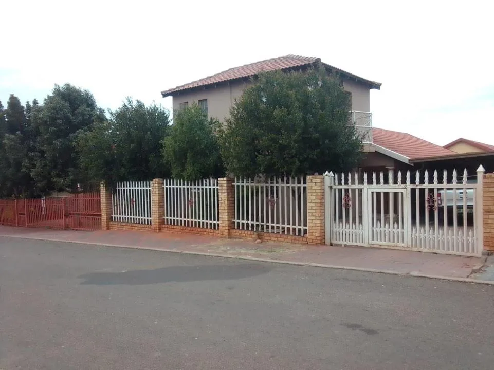 4 Bedroom House for sale in Geelhoutpark