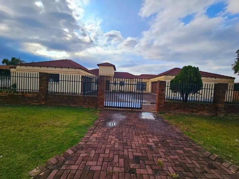 4 Bedroom House for sale in Die Heuwel Ext 4