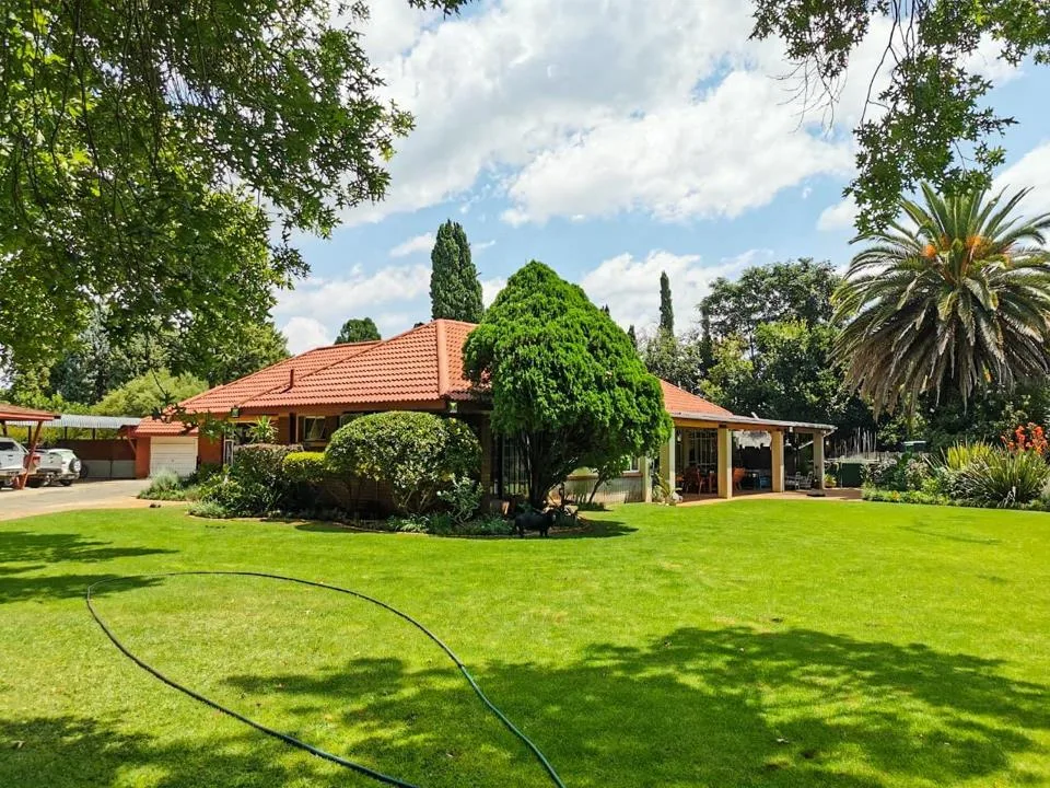 6 Bedroom House for sale in Stilfontein Ext 4