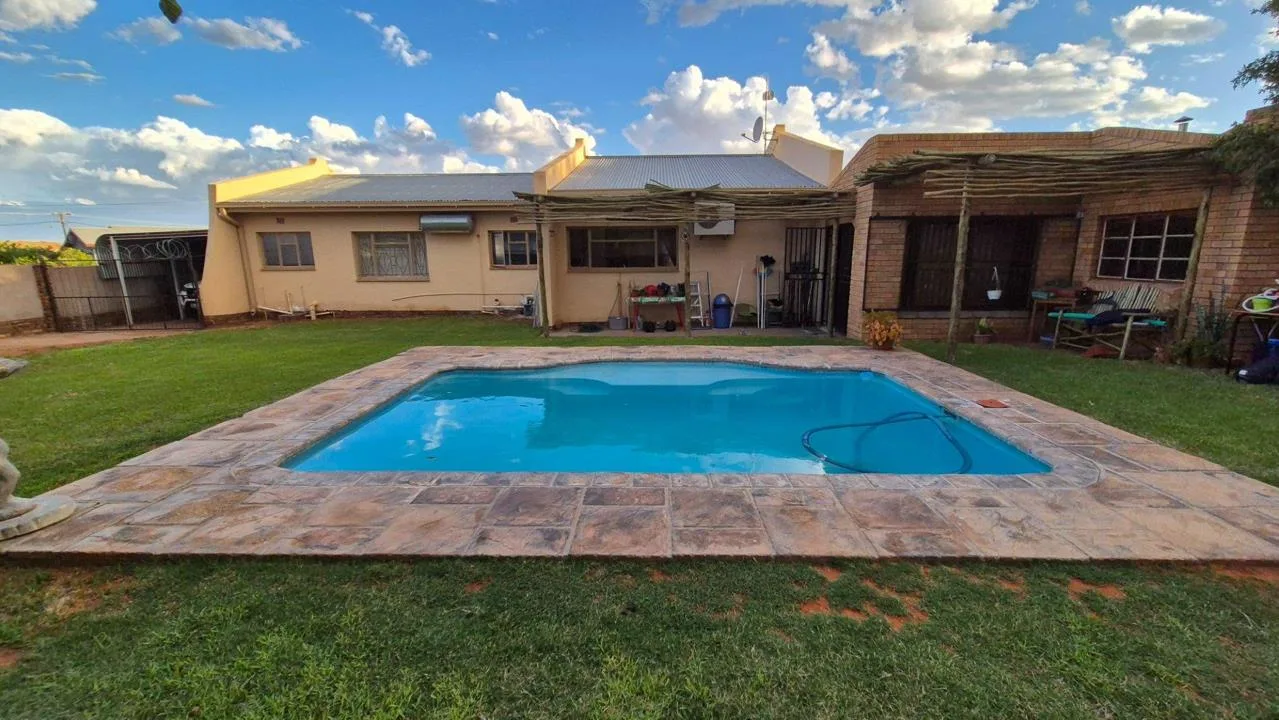 4 Bedroom House for sale in Keimoes