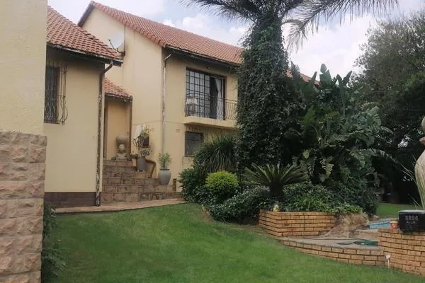 4 Bedroom House for sale in Glenvista