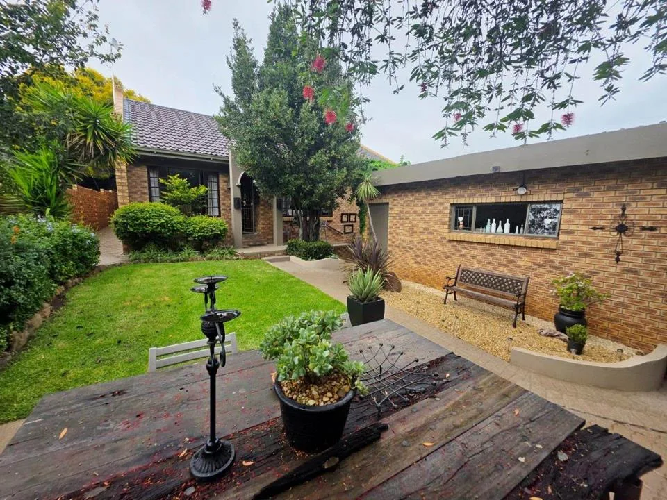 3 Bedroom Townhouse for sale in Baysvalley
