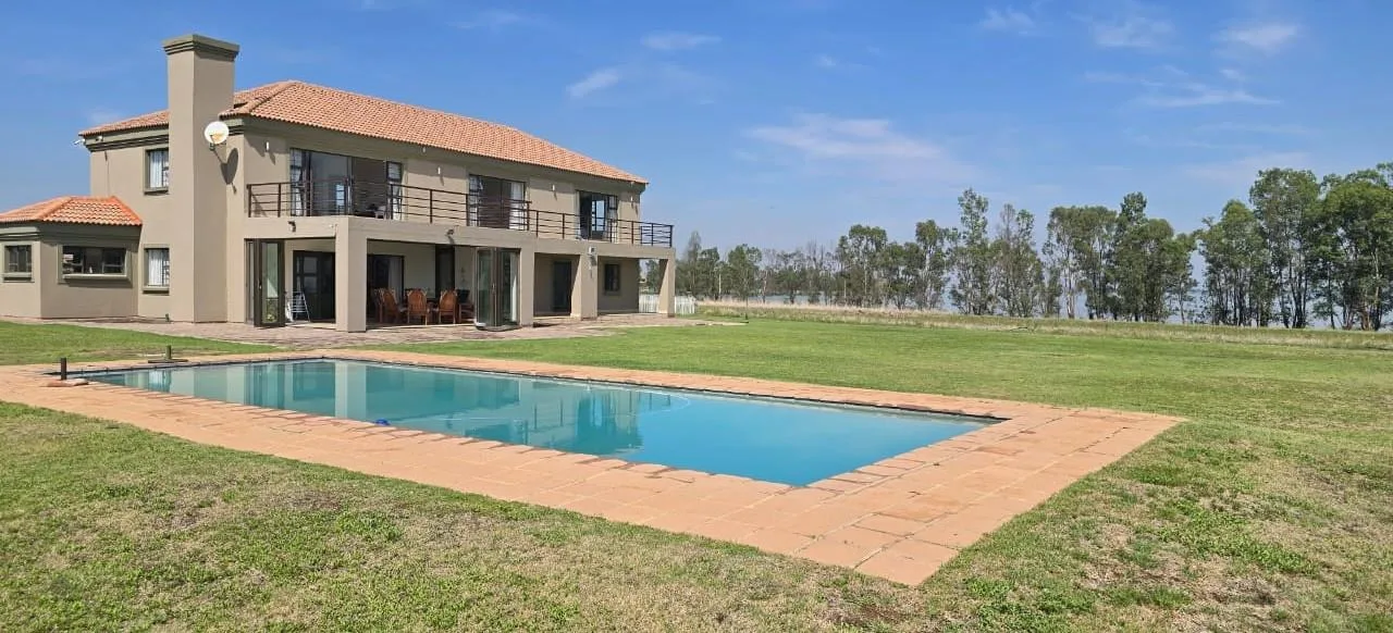 6 Bedroom House for sale in Oranjeville