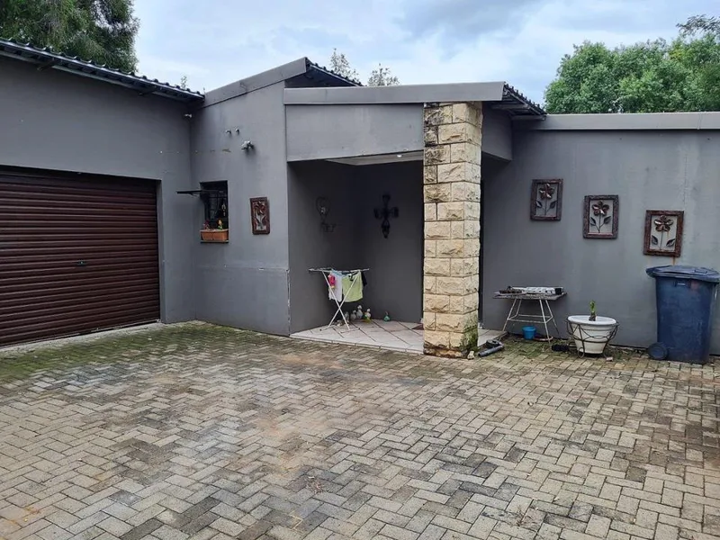 3 Bedroom House for sale in Universitas