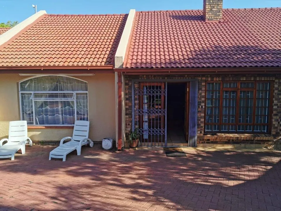 7 Bedroom House for sale in Schuinshoogte