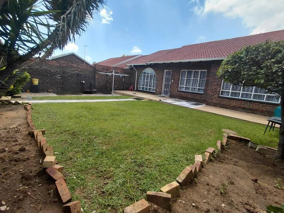 3 Bedroom Townhouse for sale in Kempton Park Ext 5