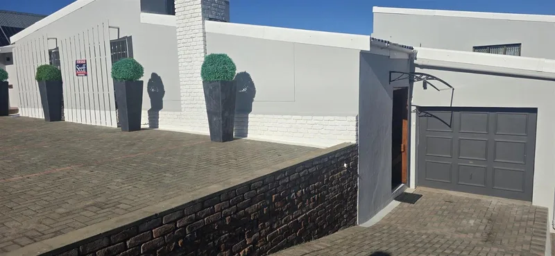 6 Bedroom House in Reebok