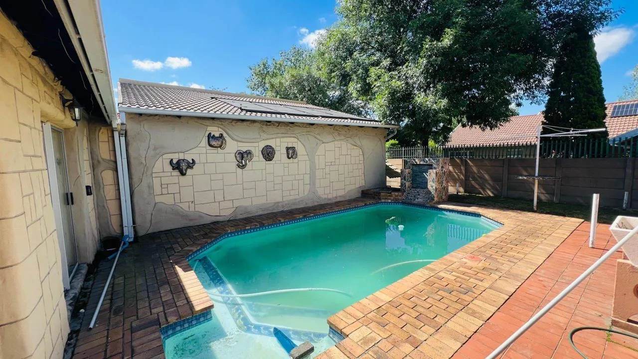 4 Bedroom House for sale in Kruinpark