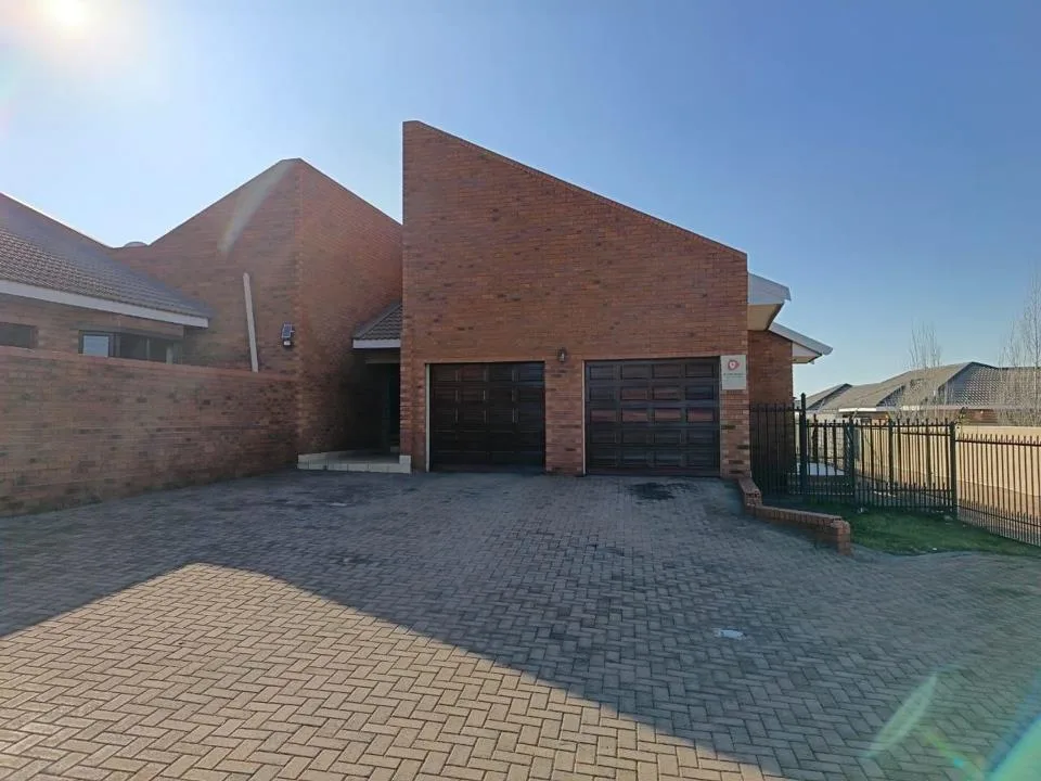 3 Bedroom House for sale in Hillside