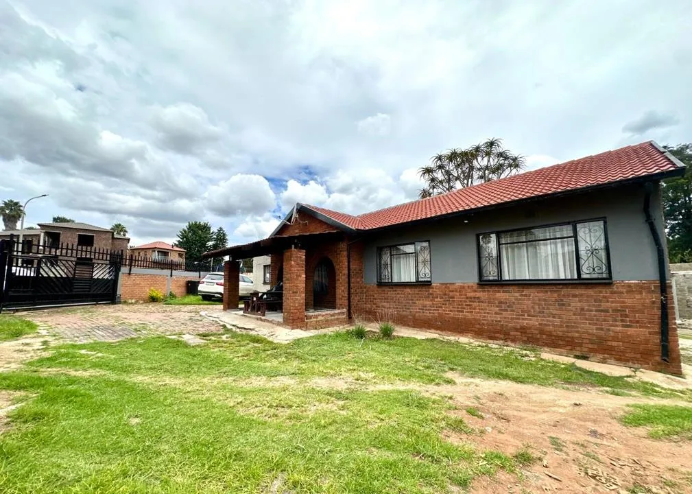 2 Bedroom House to rent in Birch Acres