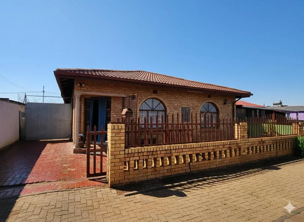 4 Bedroom House for sale in Lenasia Ext 11