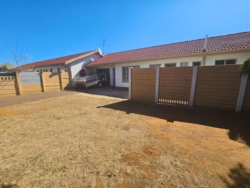 3 Bedroom Townhouse for sale in Uitsig
