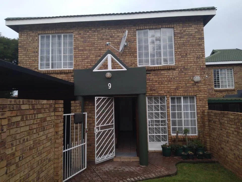 3 Bedroom Townhouse to rent in Die Hoewes